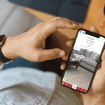 hands using a mobile app for follring visualisation